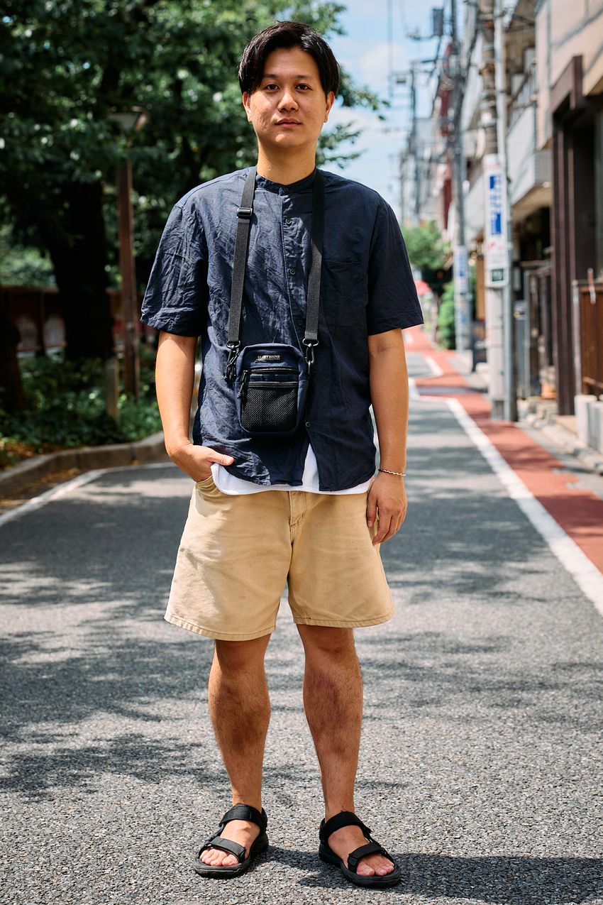 手ぶら派の新潮流「ネックポーチ」が夏の軽装に効果的！見た目も実用性もグッドな3例をスナップで - 8枚目の画像