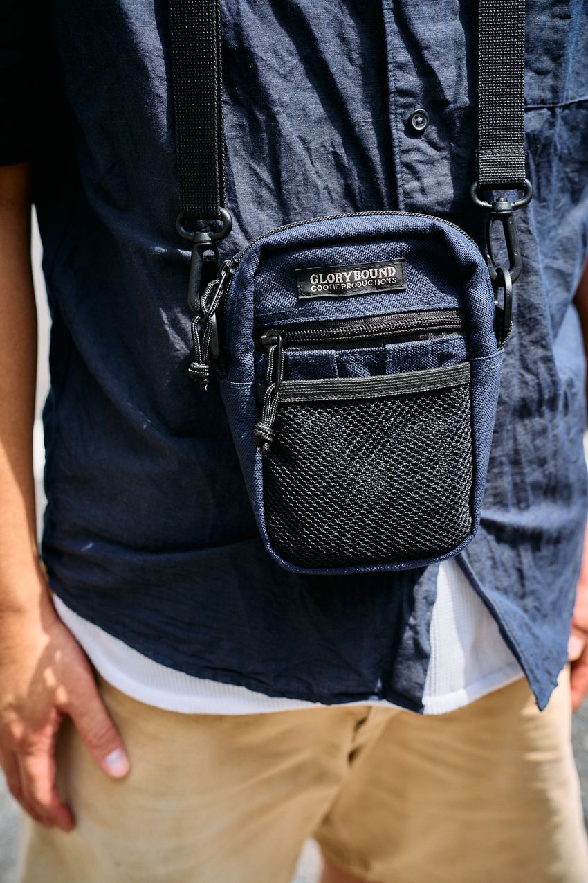 手ぶら派の新潮流「ネックポーチ」が夏の軽装に効果的！見た目も実用性もグッドな3例をスナップで - 9枚目の画像