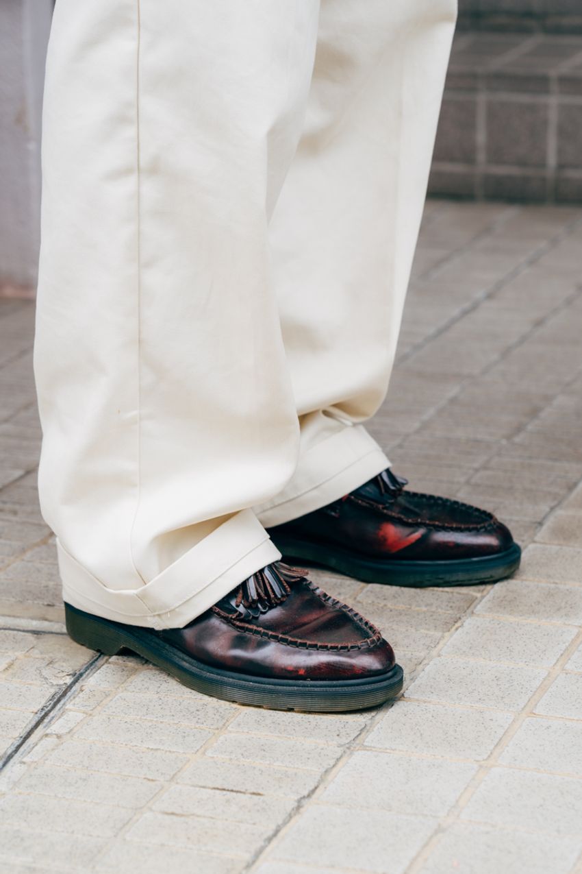 手ぶら派の新潮流「ネックポーチ」が夏の軽装に効果的！見た目も実用性もグッドな3例をスナップで - 4枚目の画像