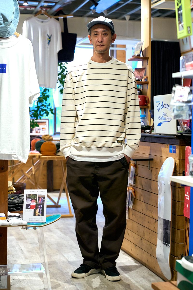 カットソー、靴下=ともにイージーミスミス パンツ=ディッキーズ シューズ=プーマ 帽子=セオリーズ