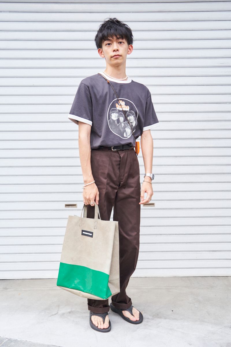 Tシャツ=フリークスストア カットソー=ビオトープ パンツ=ディッキーズ シューズ=ウーフォス バッグ=フライターグ ネックレス=シティ ブレスレット=リノー リング=ユナイテッドアローズ 腕時計=カシオ