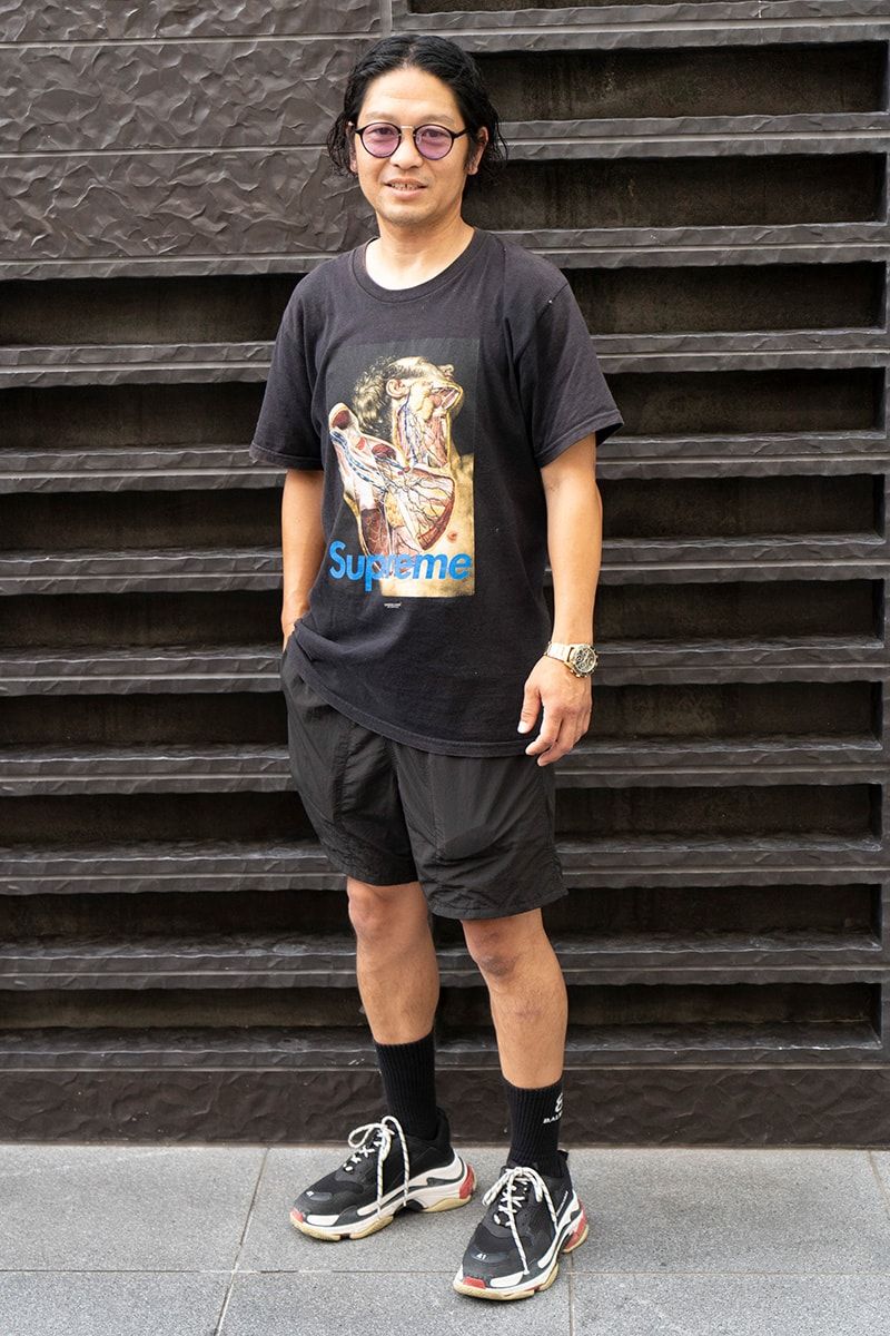 Tシャツ＝シュプリーム×アンダーカバー　ショーツ＝ジーユー　スニーカー＝バレンシアガ　サングラス＝ウィゴー　腕時計＝コーチ