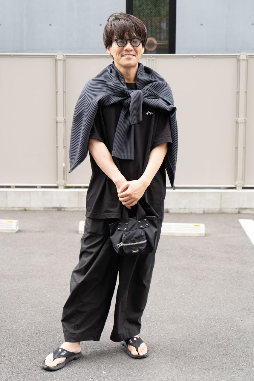 手持ちの服で「シンプルすぎ」を回避する“肩掛け”コーデ術。街角で見つけた参考例 - 2枚目の画像