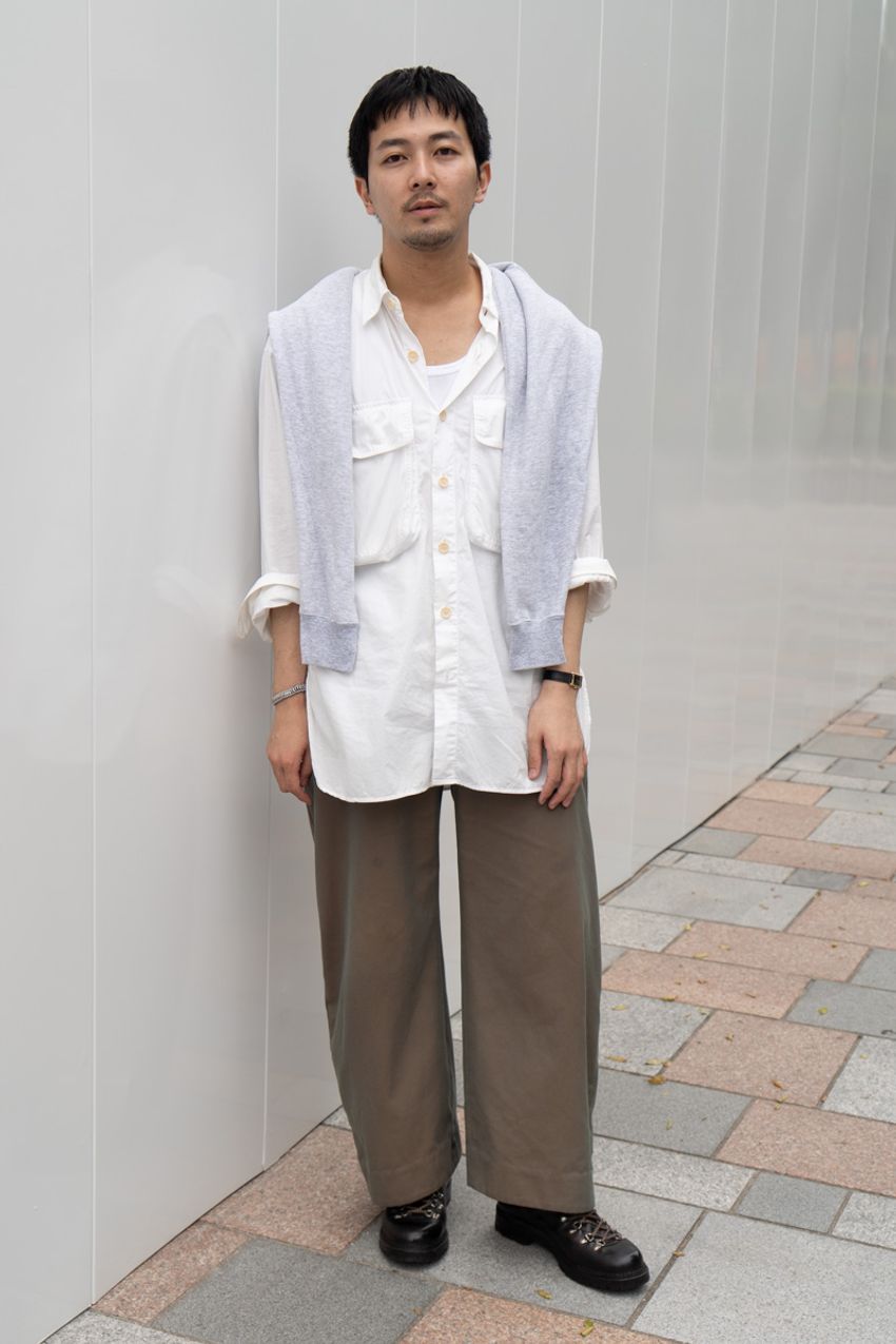 手持ちの服で「シンプルすぎ」を回避する“肩掛け”コーデ術。街角で見つけた参考例 - 8枚目の画像