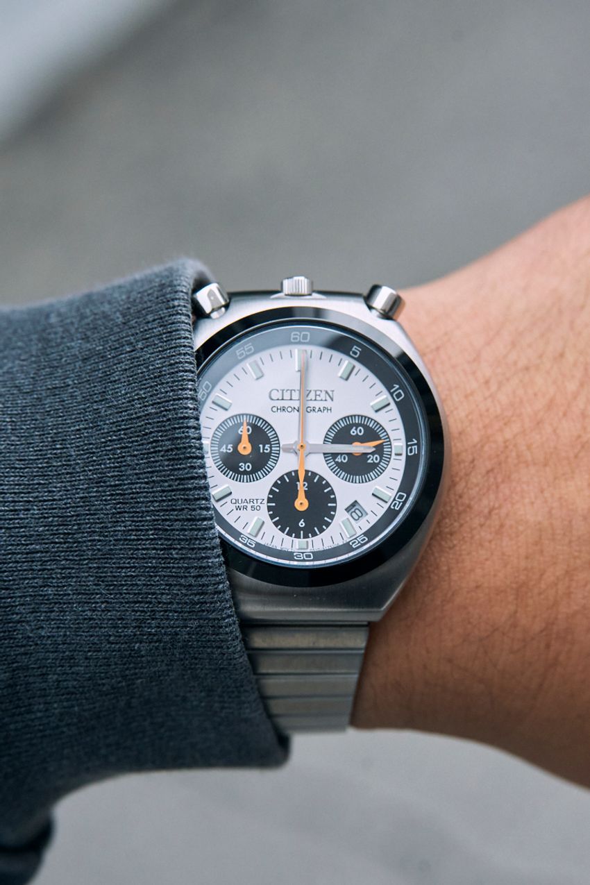 手持ちの服で「シンプルすぎ」を回避する“肩掛け”コーデ術。街角で見つけた参考例 - 6枚目の画像