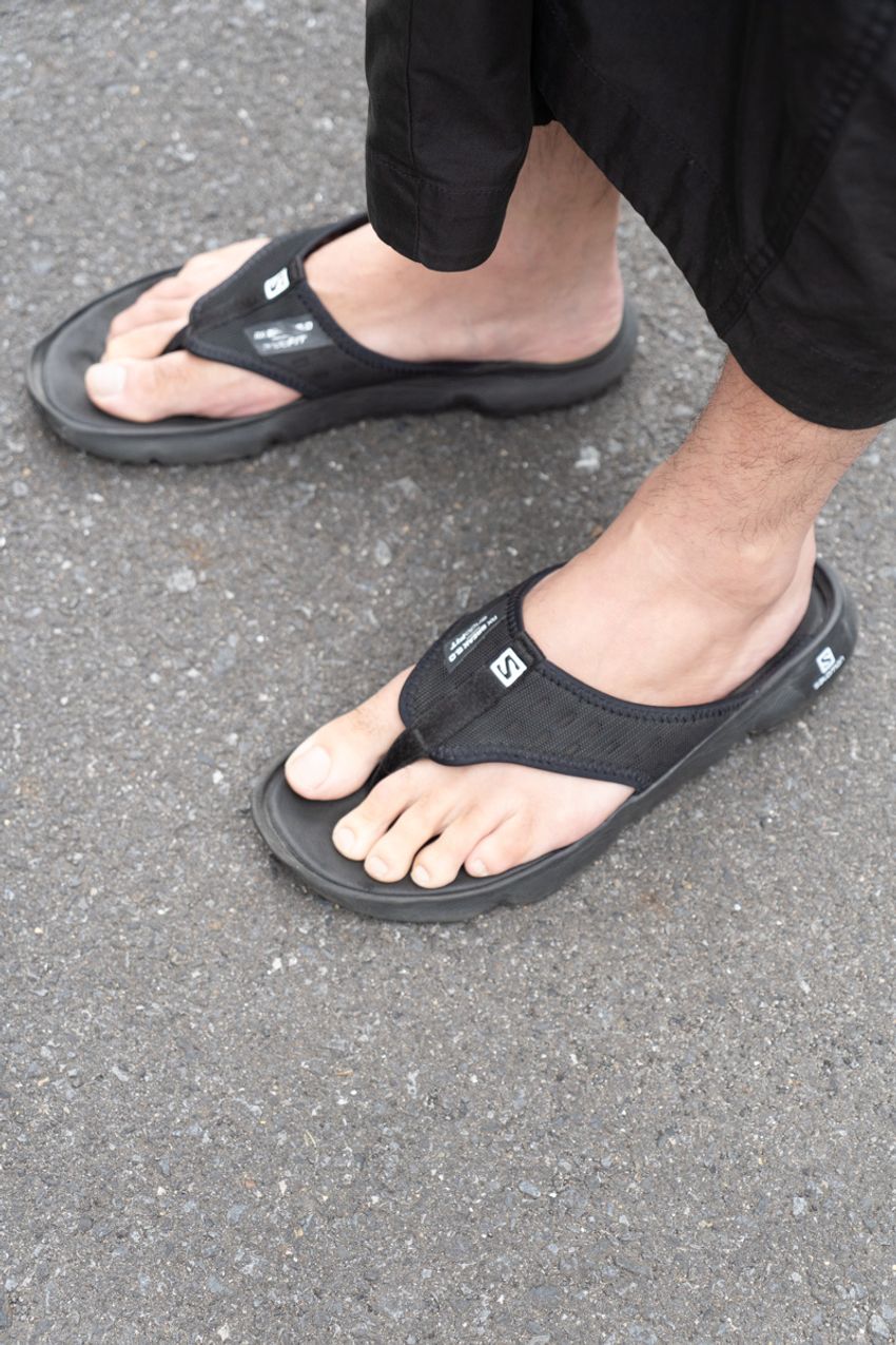 手持ちの服で「シンプルすぎ」を回避する“肩掛け”コーデ術。街角で見つけた参考例 - 4枚目の画像