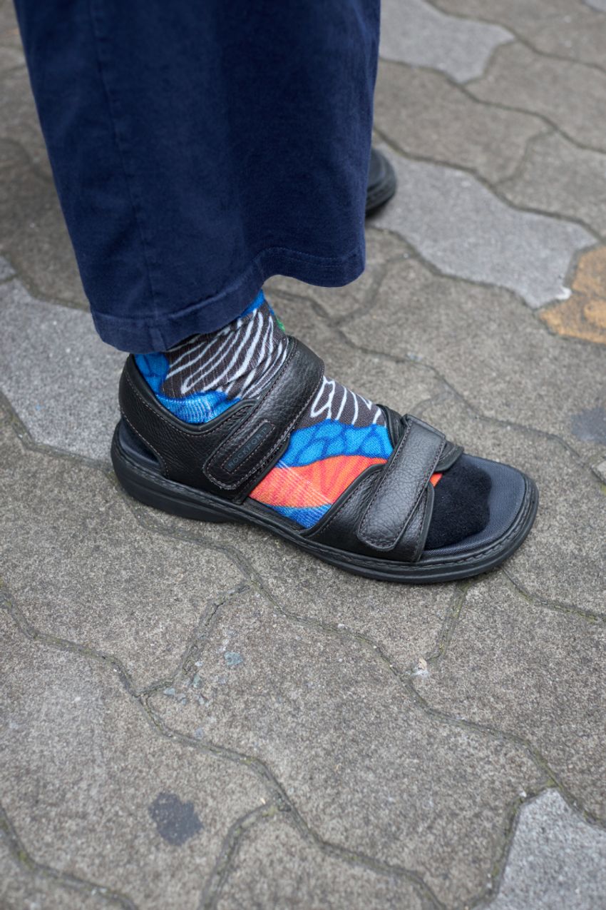 “ピッチ幅”で印象がこう変わる！夏の定番「ボーダーT」の着こなし3選を街角スナップで - 4枚目の画像