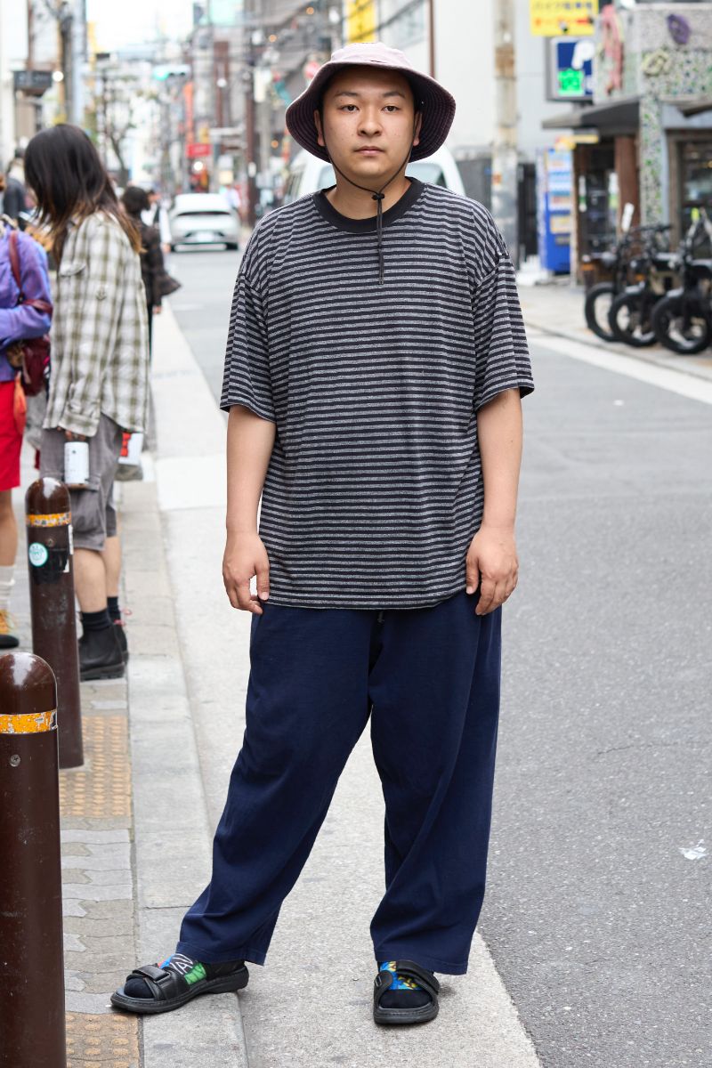Tシャツ、パンツ＝ともに古着