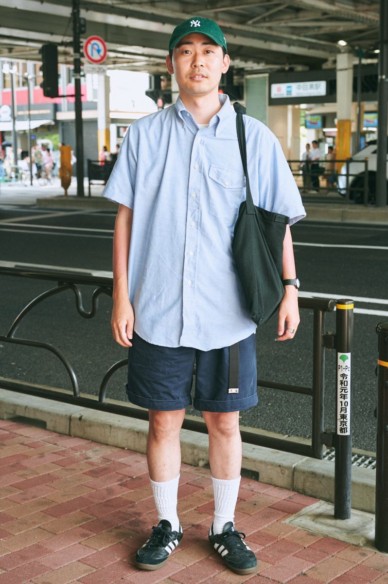 シャツ=エルエルビーン パンツ=ポロラルフローレン シューズ=アディダス 帽子=ニューエラ 腕時計=カシオ