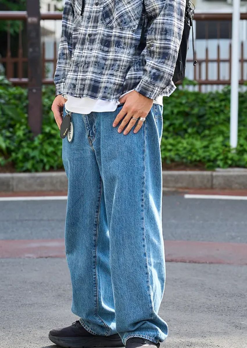 【20〜40代】「リーバイス」のデニムに合わせる“夏シャツ“の模範解答。3人のコーデから探る着こなしのヒント - 10枚目の画像