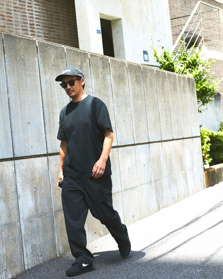 ロンハーマン・PRのガチ私服は“オールブラック”。休憩中に直撃、コーデについて質問攻め！ - 2枚目の画像