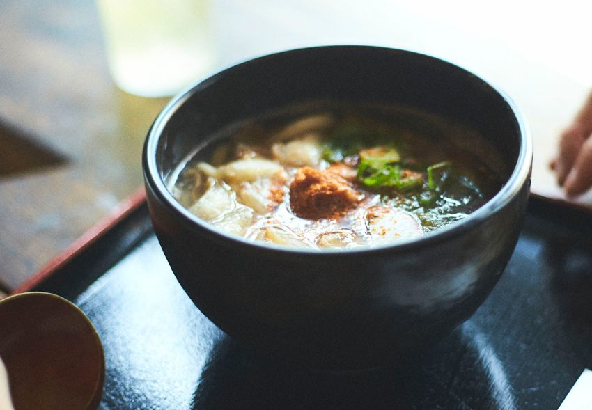 大半のメニューを食べてきた福本さんがNo.1に推すのが「かすうどん」800円。ほとんどの食材を関西から仕入れており、通称“油カス”と呼ばれるホルモンもそう