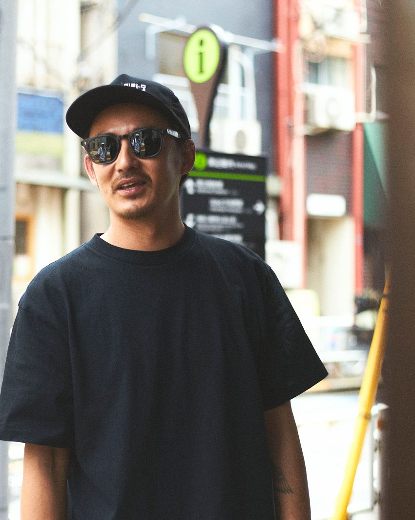 ロンハーマン・PRのガチ私服は“オールブラック”。休憩中に直撃、コーデについて質問攻め！ - 1枚目の画像