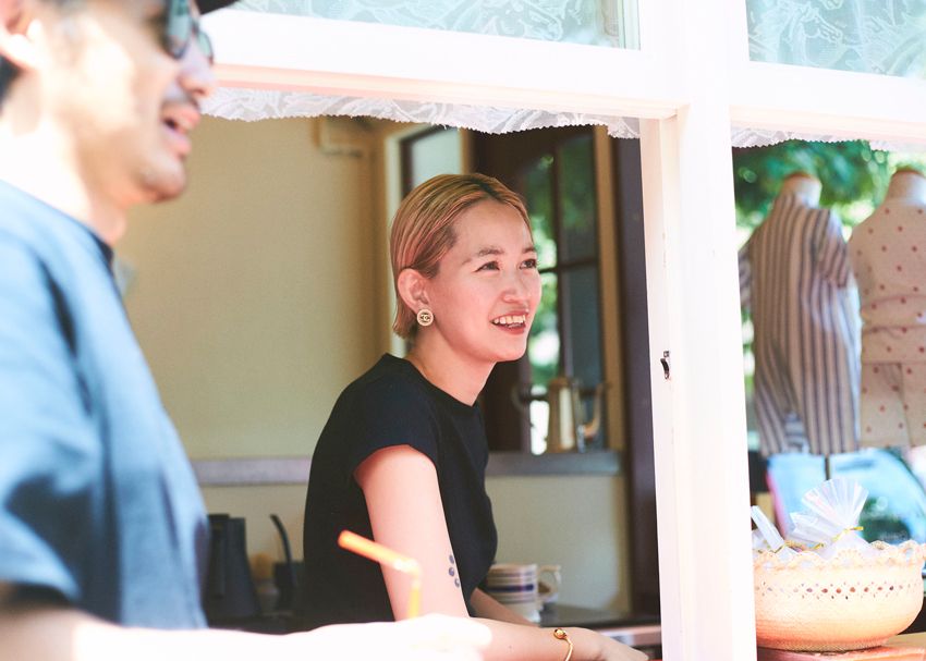 オリジナルデザインの子供服「メゾンドキャンディ」が運営するコーヒースタンドが「ボンボンショップ」。彼女が店主の〇〇さん。