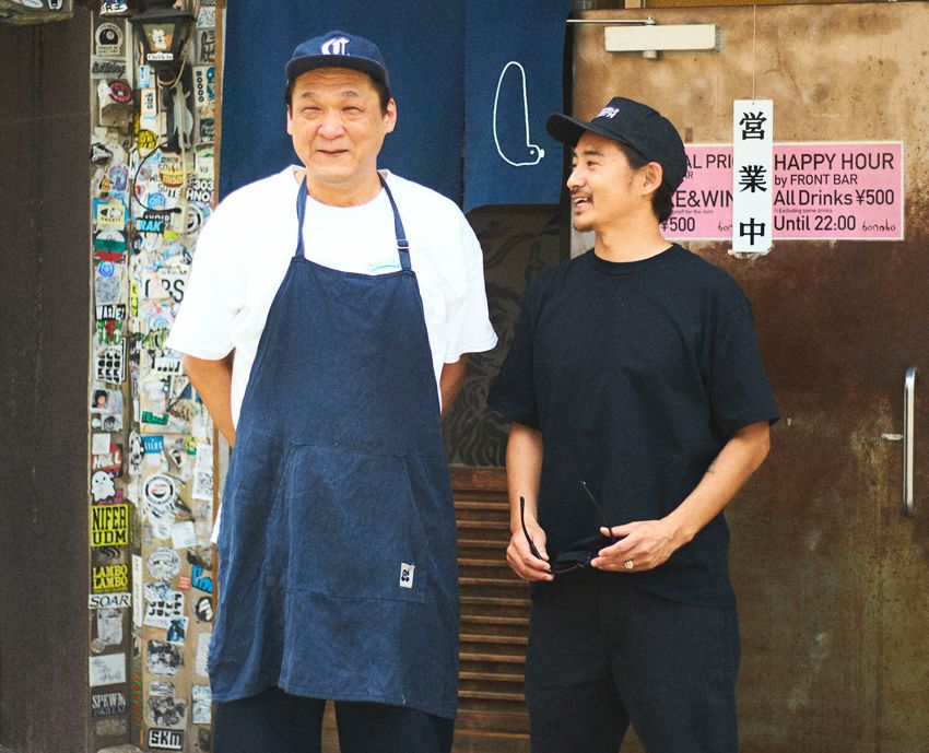 店主の清水さん。もともとアメリカのレストランで働いたあと、大阪で雑貨店を営んでいた。そのとき懇意にしていたスペクテイター（雑誌）のスタッフに頼まれて、パーティのときに軽食を作る機会に恵まれた。それがきっかけでこの場所のオーナーと知り合い、「一緒に何かやろう」とこの店を始めたんだとか