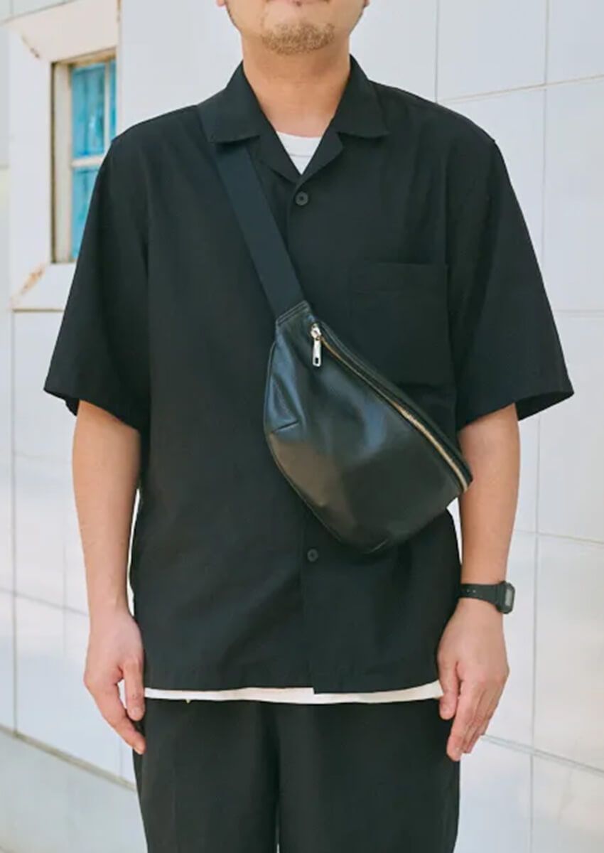 夏の“オールブラックコーデ”にも「ユニクロ」が役立つ！大人たちが実践したコーデ好例3選 - 1枚目の画像