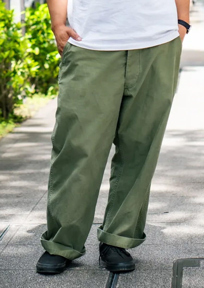 夏も人気絶好調な“カーキ”のパンツ。爽やかに取り入れた洒落た大人たち3名をスナップで - 1枚目の画像