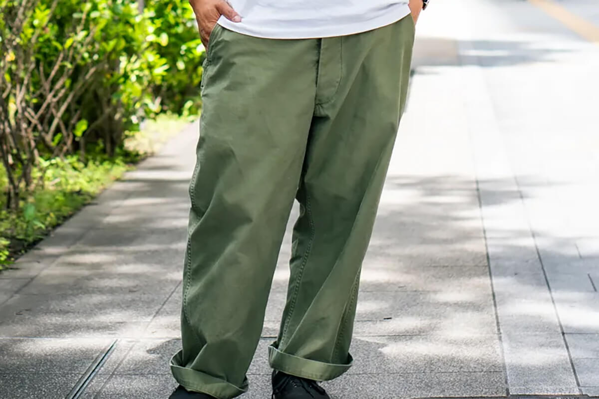 夏も人気絶好調な“カーキ”のパンツ。爽やかに取り入れた洒落た