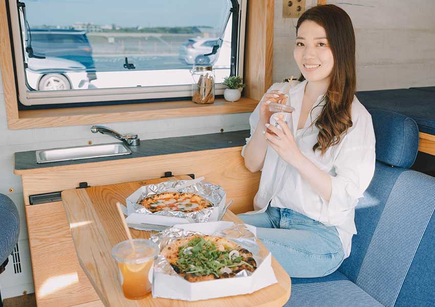 ついに「デニム仕様のキャンピングカー」がレンタル可能に！黒木美珠が勧めるトイファクトリーの新モデル - 15枚目の画像