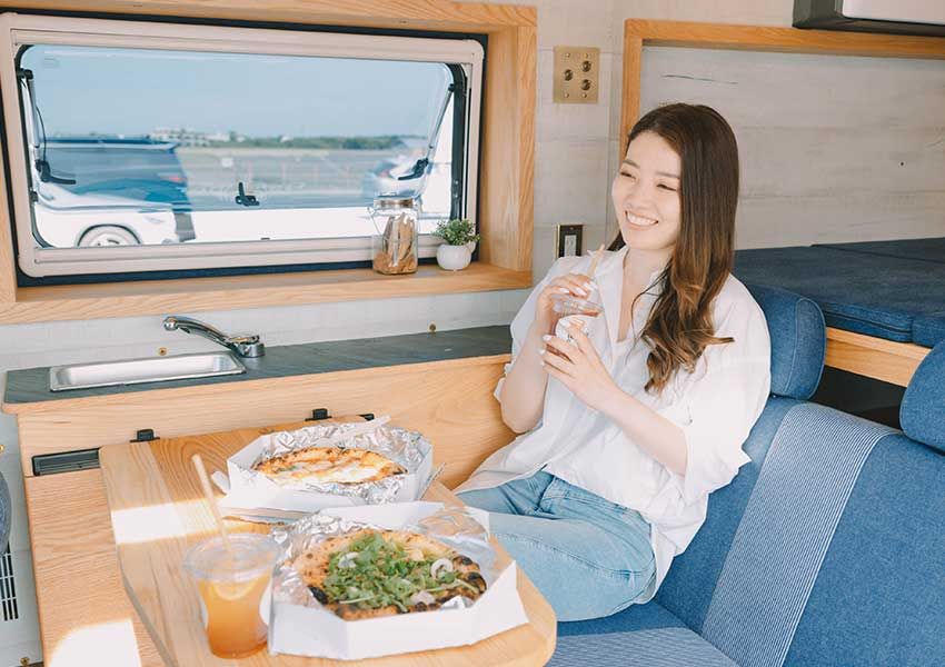 ついに「デニム仕様のキャンピングカー」がレンタル可能に！黒木美珠が勧めるトイファクトリーの新モデル - 10枚目の画像