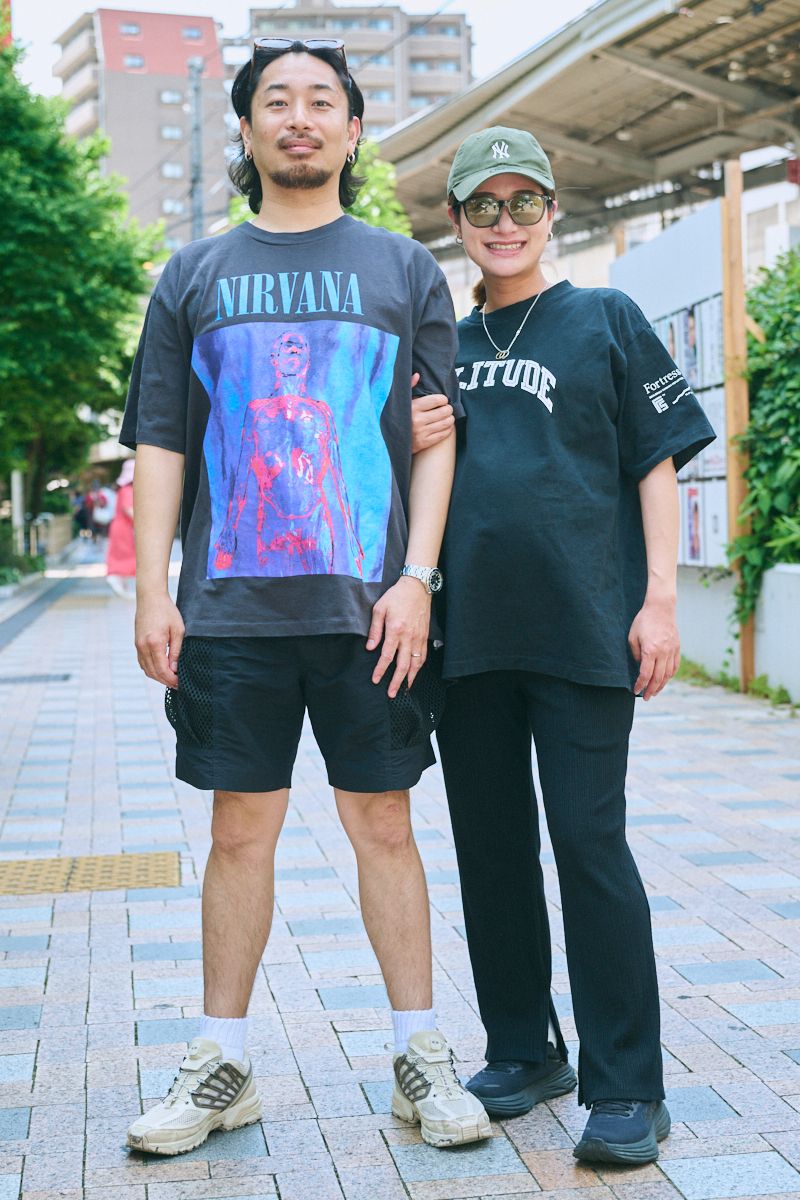 Tシャツ=ジャーナルスタンダード パンツ=エーシージー シューズ=サロモン 眼鏡=エスザーデ 腕時計=ロレックス ピアス=トムウッド
