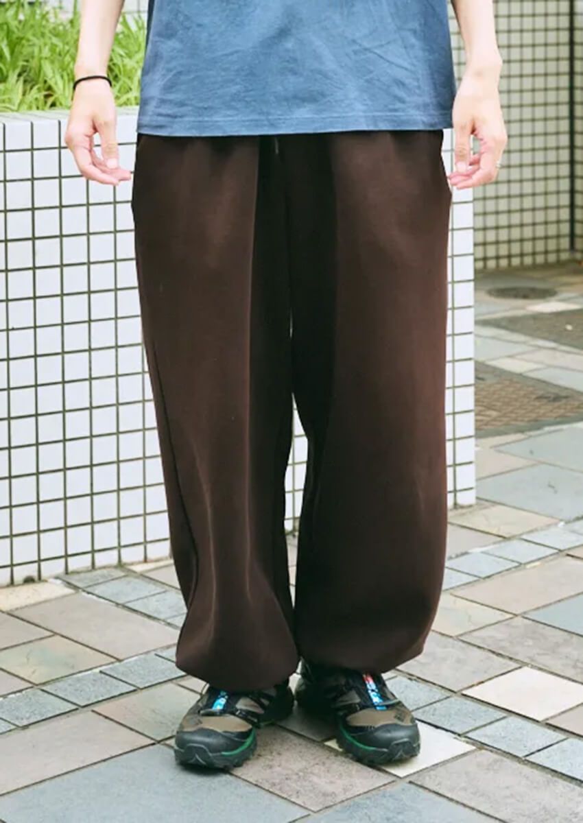 “ブラウンパンツ”の注目度が上昇中！街の大人たちのリアルな着こなしをスナップで - 1枚目の画像