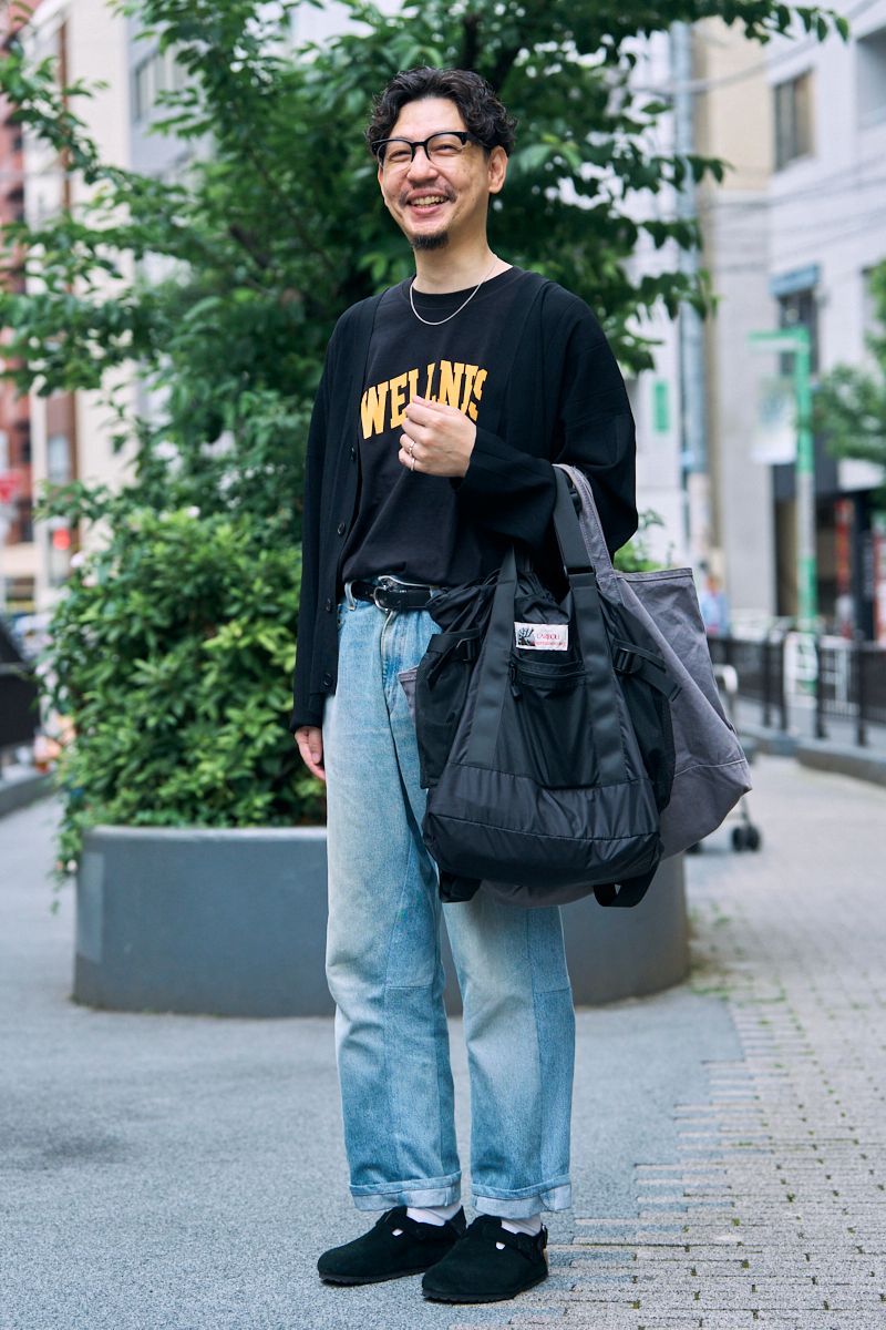 カーディガン＝エディークロス　Tシャツ＝スポーティ&リッチ　パンツ＝シーオール　シューズ＝ビルケンシュトック　眼鏡＝オリバーゴールドスミス　バッグ＝カリブー　腕時計＝セイコー　ネックレス＝トムウッド　リング＝不明