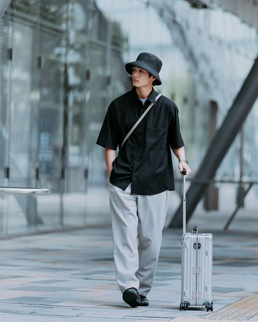 ハットやスニーカーなどの小物類をブラックで統一。バッグはパンツに合わせたグレーを選んで、モノトーンに。ハット7700円／グリーロ、シャツ8910円、Tシャツ5500円、パンツ7920円、バッグ9900円／すべてグリーンレーベル リラクシング、シューズ8690円／ジャーマントレーナー