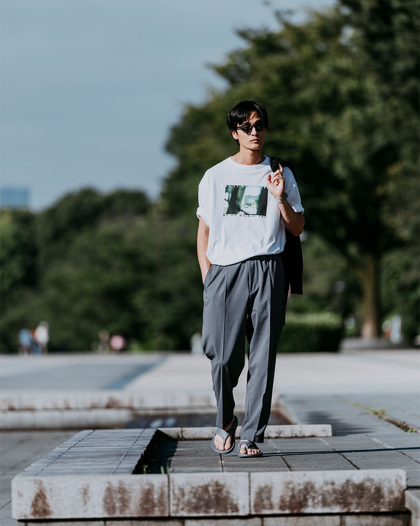 フォトTシャツやサンダルなど、気取らない夏アイテムと合わせるだけで大人見え。いざというときは、上質なカーディガンを羽織ったりするのもおすすめ。Tシャツ6600円／ベターデイズスタジアム for グリーンレーベル リラクシング、パンツ9900円／グリーンレーベル リラクシング、サンダル8580円／ウーフォス