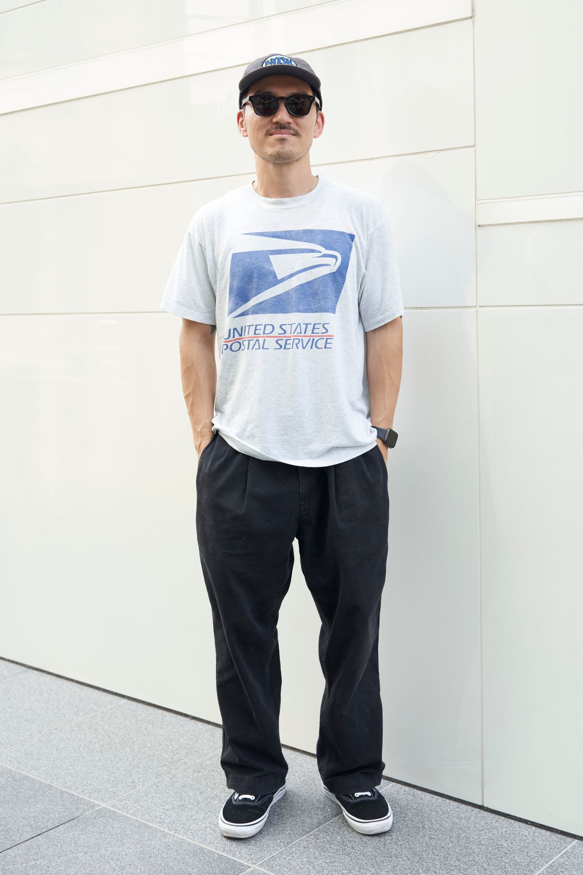 Tシャツ=古着 パンツ=パスポート シューズ=ヴァンズ 帽子=バツスケートボードショップ 眼鏡=ブラン 腕時計=アップル
