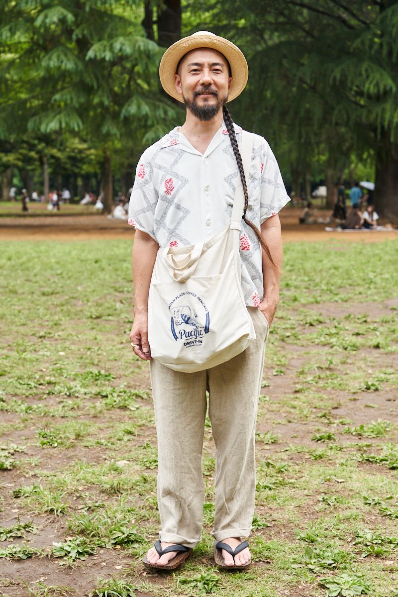 シャツ=サンサーフ パンツ=古着 シューズ=ノーブランド 帽子=ワコマリア バッグ=ノーブランド リング=ライラック