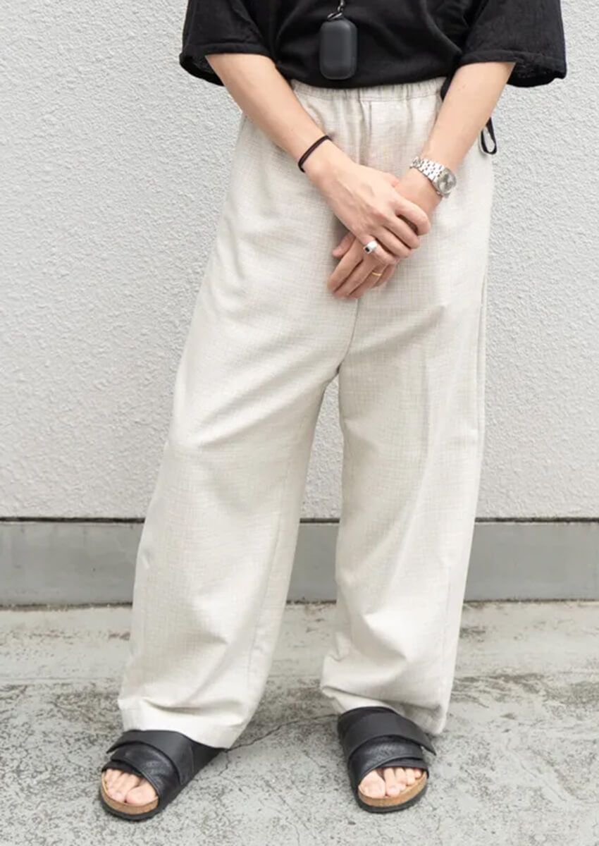 “白”よりも簡単に使える“きなり”パンツ！ 街のファッション巧者たちが選ぶ理由 - 1枚目の画像