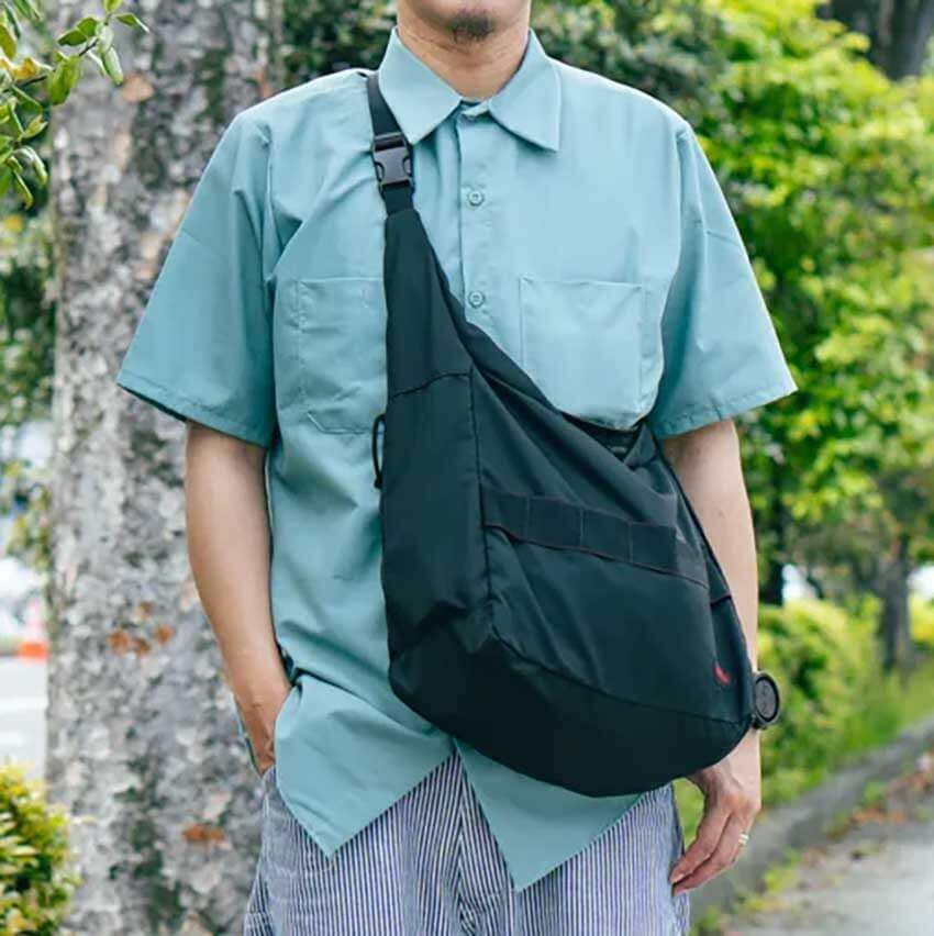 夏のレッドキャップ活用術をスナップで。定番ワークパンツにシャツ……大人はどう着こなす？ - 10枚目の画像