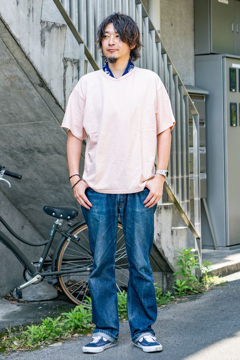 Tシャツ=イーチタイム デニム=アーペーセー シューズ=ヴァンズ 腕時計=カシオ