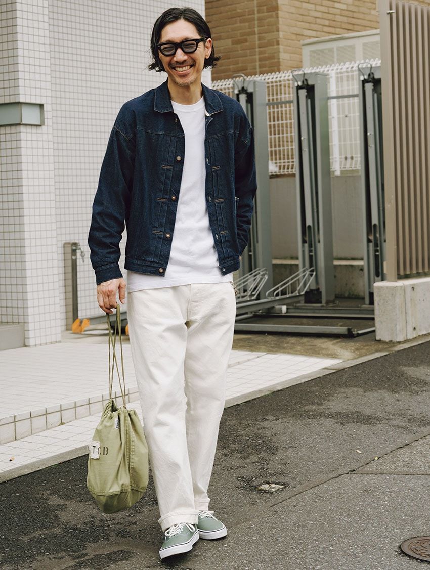 デニムジャケット、バッグ=TCBジーンズ Tシャツ=ヘインズ デニム=ワーカーズ スニーカー=ヴァンズ サングラス=エフェクター 腕時計=ロレックス
