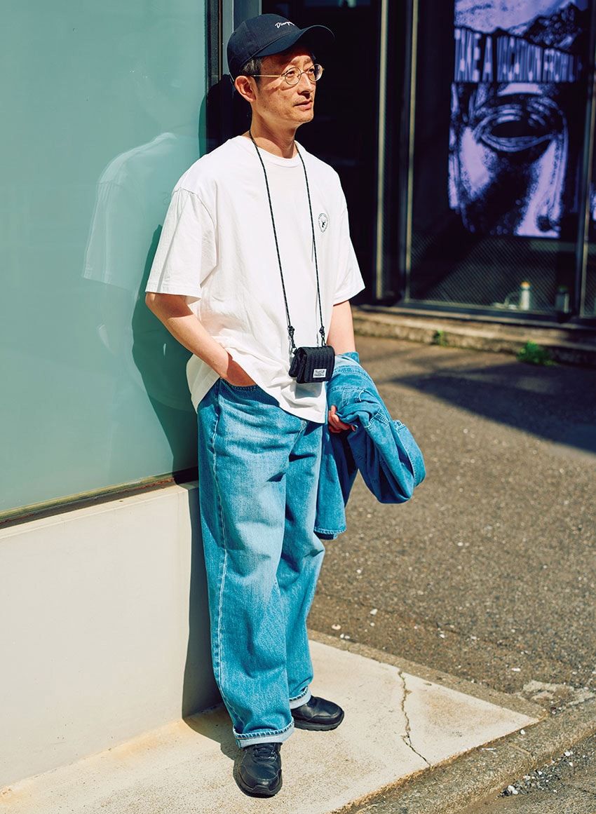 Tシャツ=フリークスストア デニム=ユニクロ スニーカー=ナイキ キャップ=ヤックパック メガネ=丹羽雅彦 バッグ=フランクリン&マーシャル 手に持ったデニムシャツ=ジョージズ