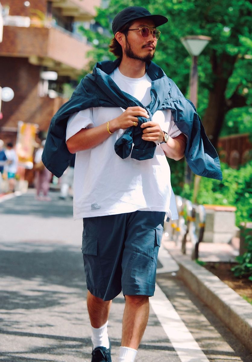 Tシャツ=フレッシュサービス ショーツ=エイトン 肩に掛けたシャツ=グラフペーパー 靴=クラークス オリジナルズ キャップ=キジマタカユキ サングラス=モスコット 腕時計=セイコー