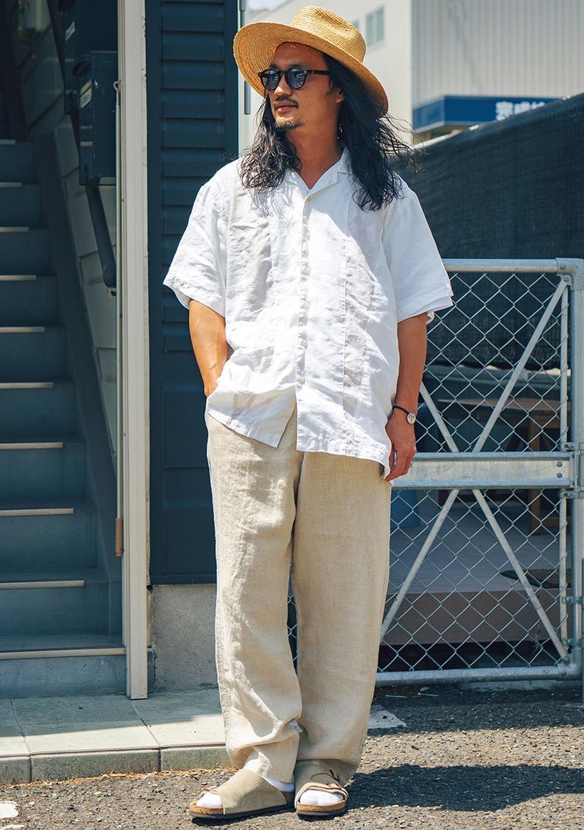 シャツ、パンツ＝ワックス　サンダル＝ビルケンシュトック　ハット＝ブリクストン　サングラス＝ワンダーランド