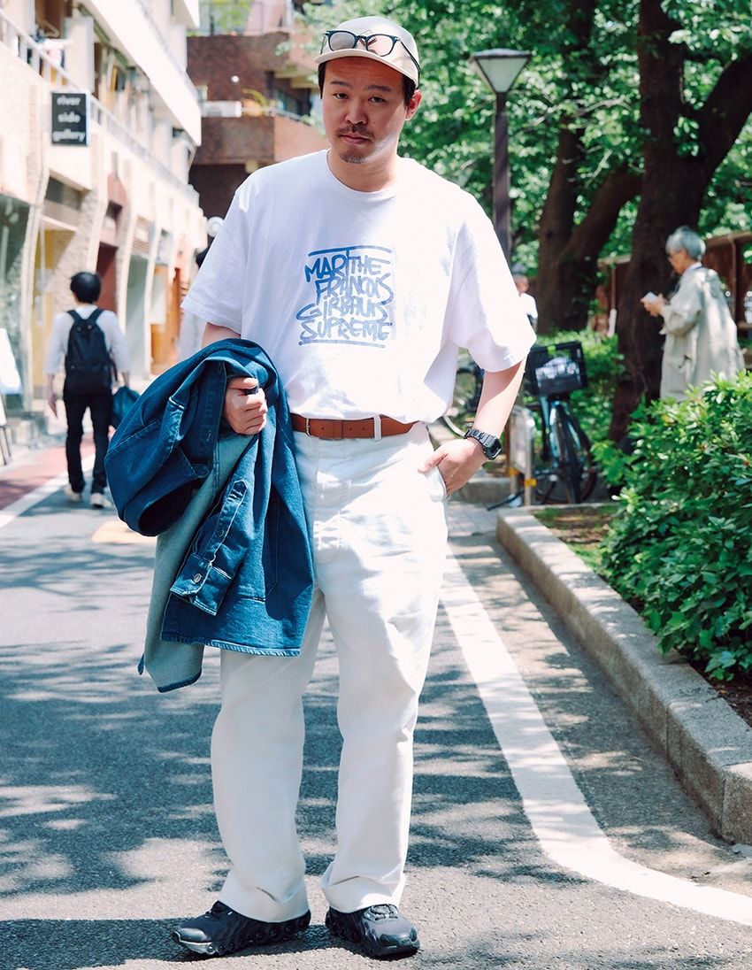 Tシャツ＝シュプリーム × マリテ＋フランソワ・ジルボー　パンツ＝メゾン マルジェラ　手に持ったデニムジャケット＝ラフ シモンズ　メガネ＝タートオプティカル　腕時計＝Gショック