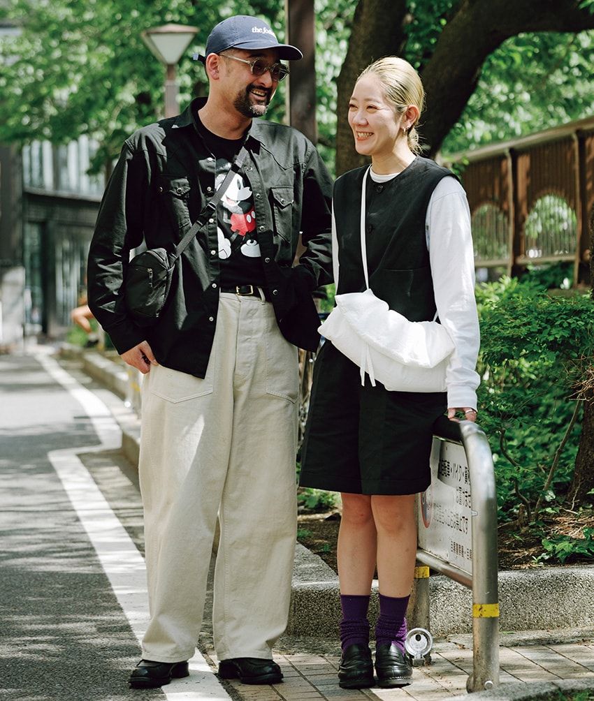 パンツ＝マーティーアンドサンズ　シャツ＝ファウンダ　Tシャツ＝セブンバイセブン　靴＝フォルメ　キャップ＝フォーティーセブン