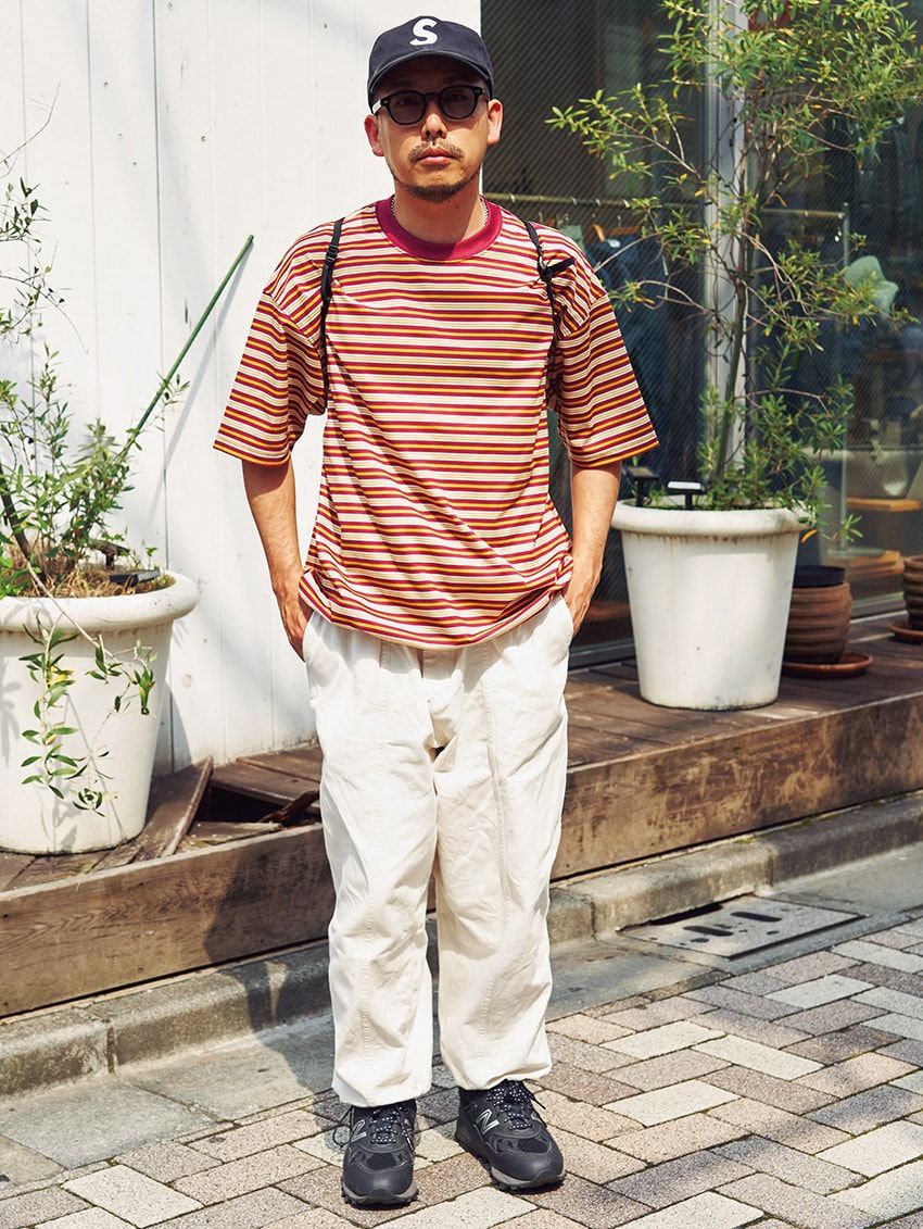 パンツ＝カップ アンド コーン　Tシャツ、バッグ＝ダイワ ピア 39　スニーカー＝ニューバランス　キャップ＝シュプリーム　サングラス＝モスコット