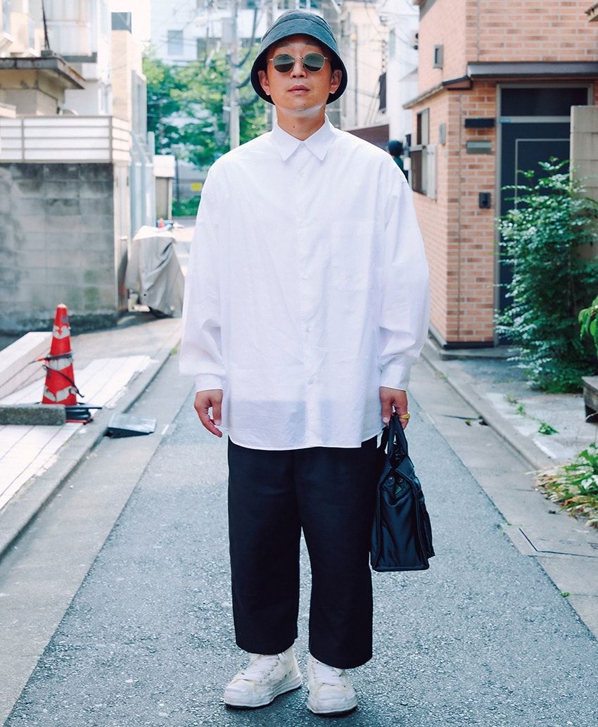 シャツ＝グラフペーパー　パンツ＝コム デ ギャルソン　スニーカー＝メゾン ミハラヤスヒロ　ハット＝ナインテーラー　サングラス＝A.D.S.R.