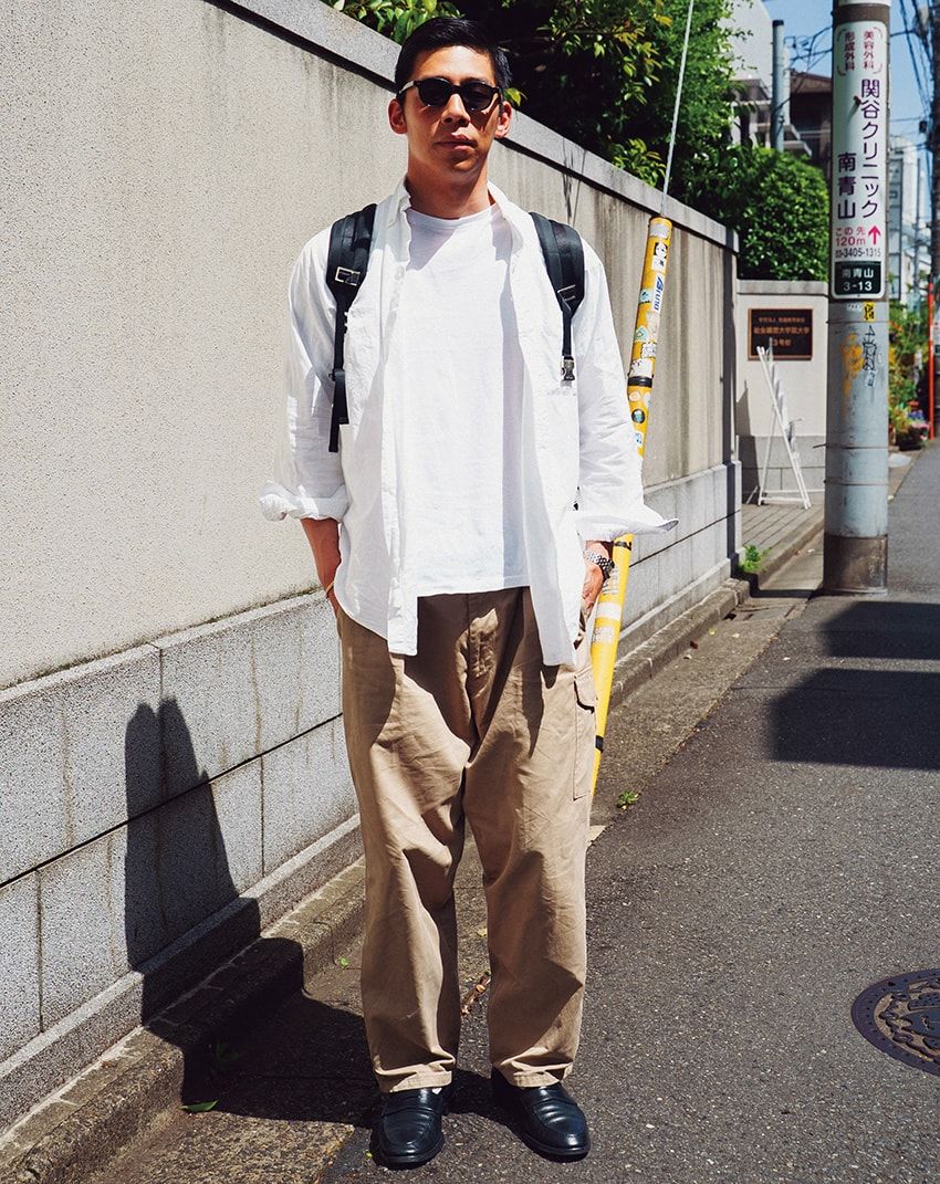 シャツ＝不明　Tシャツ＝オーラリー　パンツ＝キャプテン サンシャイン　靴＝フィスキー　サングラス＝ギュパール　腕時計＝カルティエ