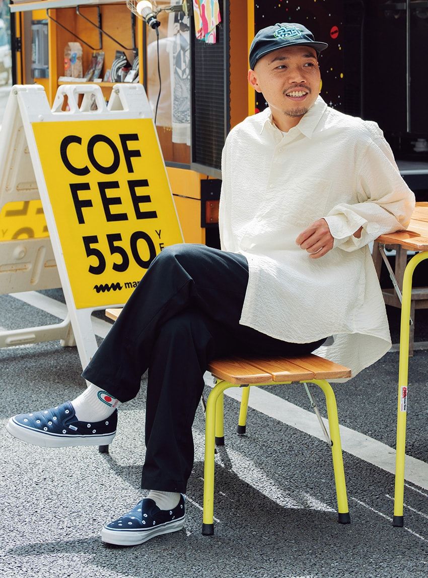 シャツ、パンツ＝シティ ライツ プロダクツ　スニーカー＝ヴァンズ　キャップ＝マヌコーヒー