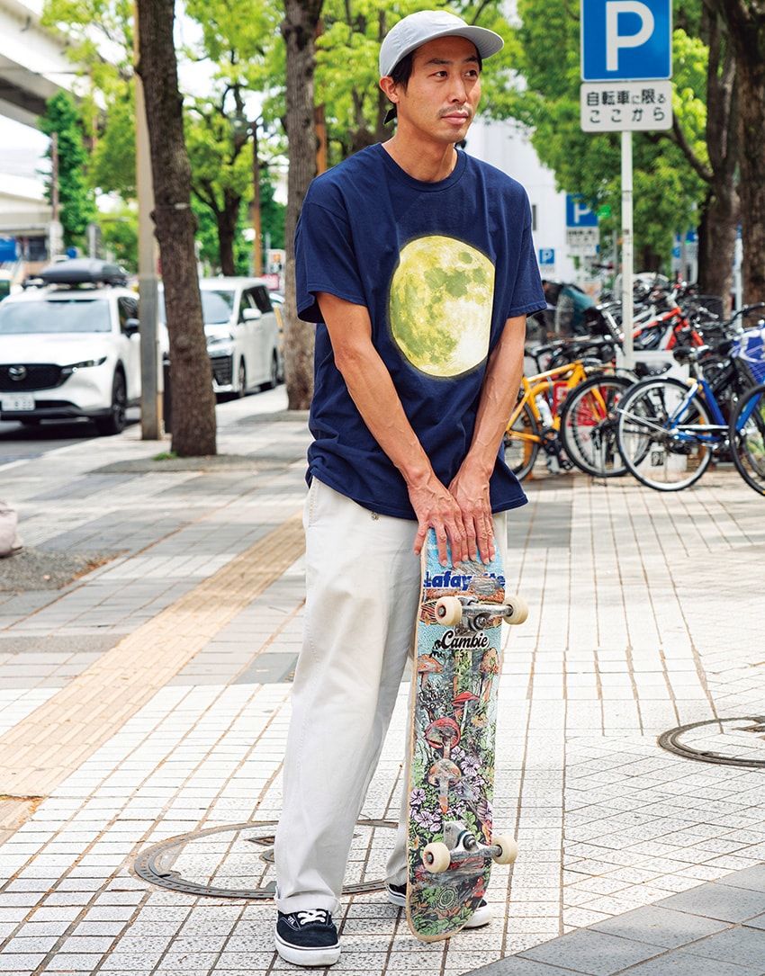 パンツ＝エディー・バウアー　Tシャツ＝NNN　キャップ＝ザ・ノース・フェイス