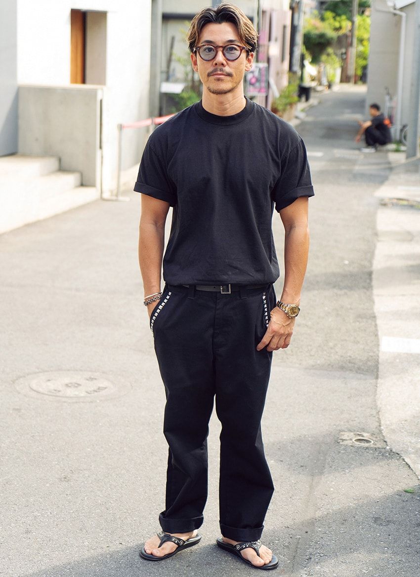 腕時計＝ロレックス　Tシャツ＝ロサンゼルス アパレル　パンツ＝シュプリーム　サンダル＝アイランドスリッパ　サングラス＝アイヴァン