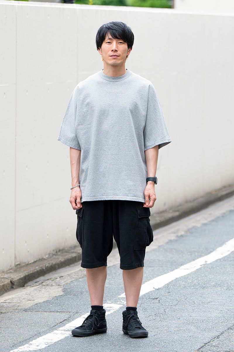 Tシャツ＝フジト　ショーツ＝コモリ　スニーカー＝ヴァンズ　腕時計＝アップル