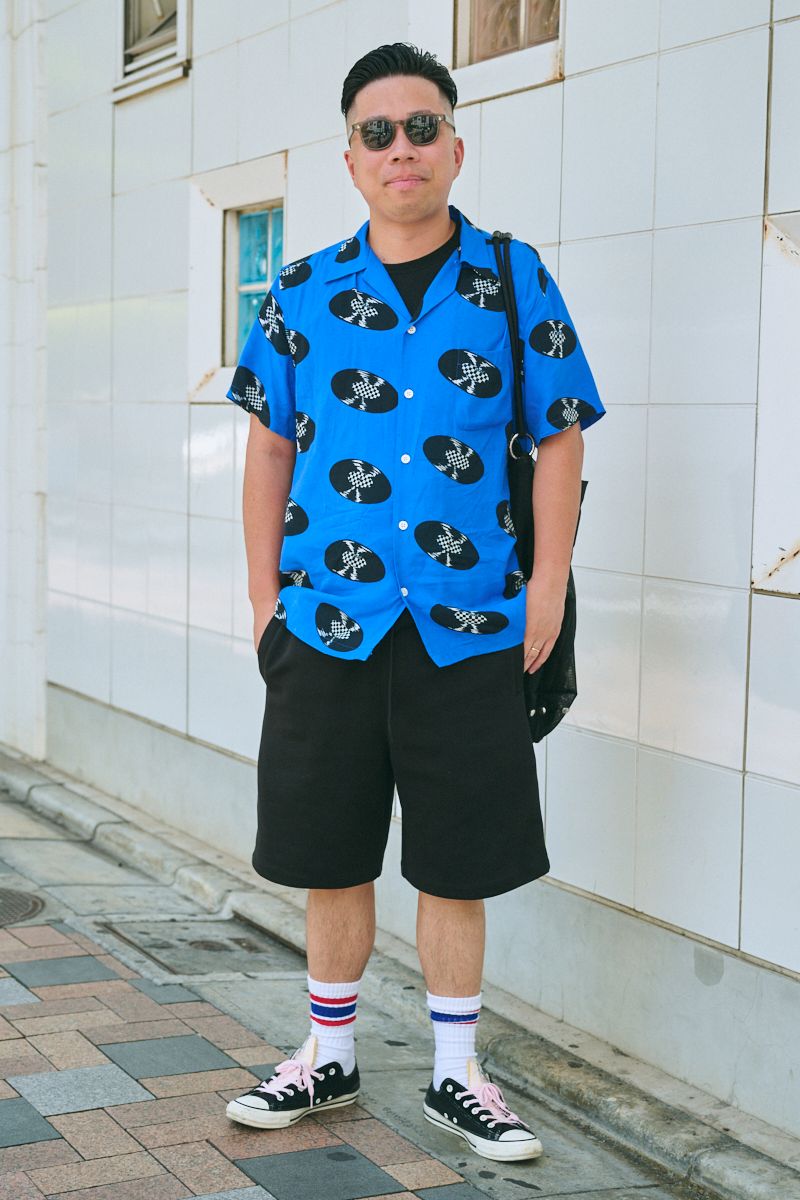 シャツ＝ワコマリア　パンツ＝ユニクロ　シューズ＝コンバース　眼鏡＝アメリカンオプティカル　バッグ＝ケンゾー　リング＝フェンディ