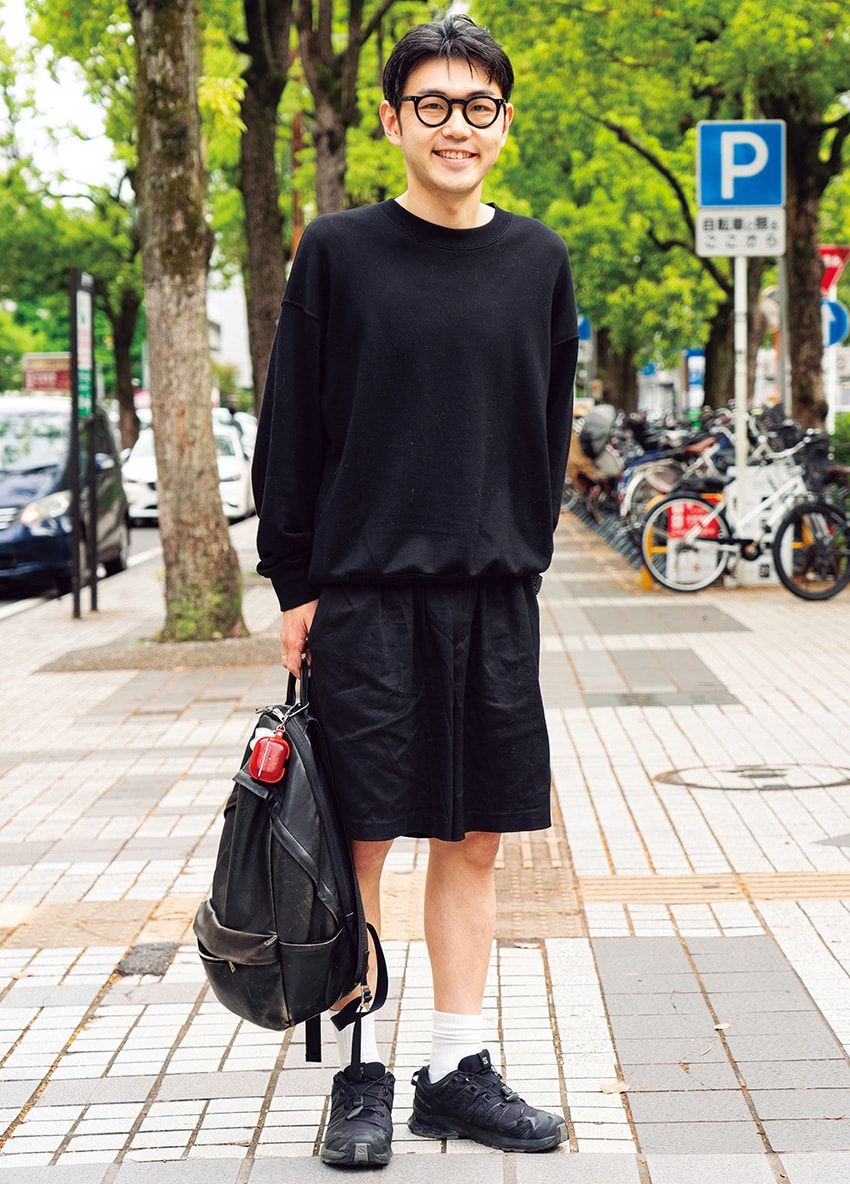 ショーツ、ロンT＝アワサ　スニーカー＝サロモン　メガネ＝レスカ ルネティエ