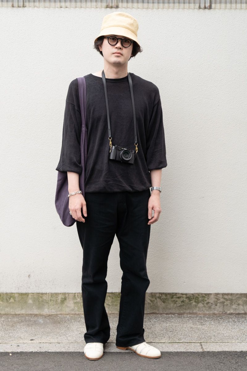 ニット=ワイルドライフテーラー デニム=カンタータ シューズ=フラテッリジャコメッティ 帽子=キジマタカユキ 眼鏡=ヴィンテージ 腕時計=ジャガールクルト ブレスレット、リング=ともにエルメス リング2=カルティエ リング3=ブシュロン